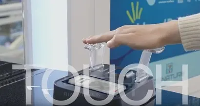 세븐일레븐 시그니처점의 핵심 기술은 정맥인식 기능인 핸드페이다. 사진=세븐일레븐 유튜브 캡처
