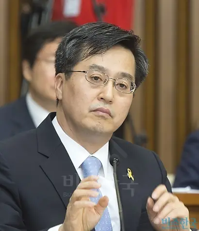 지난 2014년 7월 국무조정실장 시절 국회 세월호 국정조사 특별위원회에 참석한 김동연 경제부총리 겸 기획재정부 장관 후보자. 사진=비즈한국DB