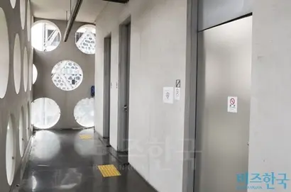 어반 하이브는 화장실도 실외 복도에 위치해 있어, 날씨가 좋지 않은 날은 직원들이 화장실을 이용하는데도 불편함이 있다. 사진=박정훈 기자