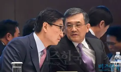 지난해 10월 열린 삼성전자 임시 주주총회에서 이야기를 나누고 있는 권오현 삼성전자 부회장(오른쪽)과 윤부근 삼성전자 사장. 권 부회장은 삼성전자 주식 1300주를 갖고 있지만, 윤 사장은 한 주도 보유하고 있지 않다. 사진=최준필 기자