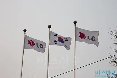 서울 여의도 LG 트윈타워에 펄럭이는 LG그룹 깃발과 태극기. 사진=비즈한국DB