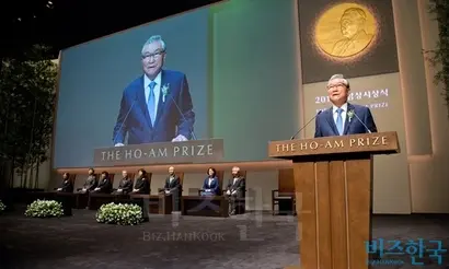 1일 열린 제27회 호암상 시상식에서 삼성 총수일가의 불참으로 손병두 호암재단 이사장이 시상식을 주관하고 있다. 사진=이종현 기자