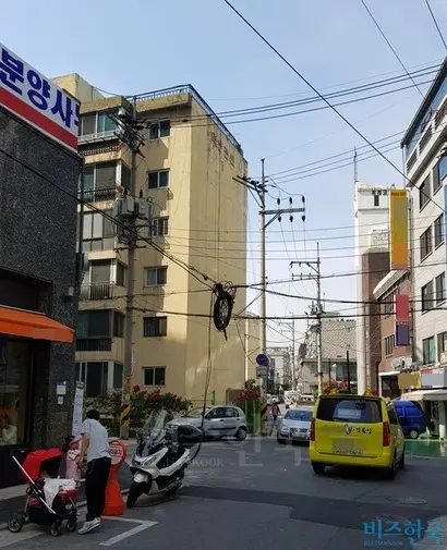 갈현동 주민들은 인도와 일반도로 사이의 콘크리트바닥에 매립된 LG유플러스와 CJ헬로비전의 광케이블선 때문에 비오는 날마다 감전될까봐 두려워했고, 어린이들이 뛰어놀면 노심초사했다고 얘기한다.  사진=유시혁 기자