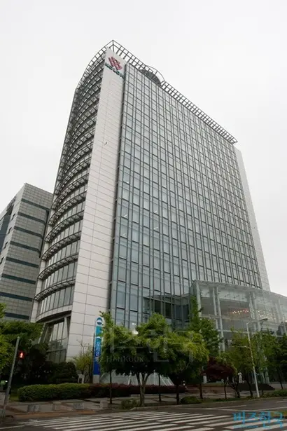 풍수의 기본 조건을 전혀 갖추지 못한 곳에 본사 사옥을 둔 코오롱그룹. 이 터의 장점을 꼽자면 본관 출입문이 대로와 마주하지 않아 재운의 기운이 새어나가지 않는다는 점 한 가지뿐이다. 사진=박은숙 기자