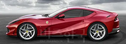 812 슈퍼패스트(아래)는 599 GTB(위), F12 베를리네타(가운데)의 계보를 잇는 페라리의 플래그십 모델이다. 모두 프런트 미드십, 후륜구동이라는 공통점이 있다.
