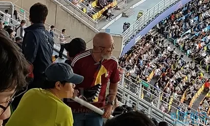 베네수엘라 국기까지 두르고 열성적으로 응원하는 팬. 사진=민웅기 기자