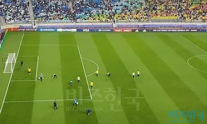 하프타임에 수원월드컵경기장 관리요원들이 잔디 보수를 하고 있다. 사진=민웅기 기자