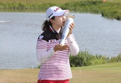 KLPGA 투어 롯데 칸타타 여자오픈에서 우승한 김지현. 사진=던롭 스포츠 코리아 페이스북