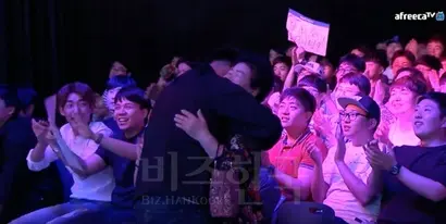 승리 후 할머니를 와락 안은 이영한의 모습. 사진=ASL 유튜브 채널 캡처