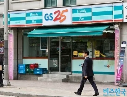 프랜차이즈 브랜드 중에서 영업점이 가장 많은 브랜드 국내 편의점 3사(CU, GS25, 세븐일레븐)다. 1000개 이상의 영업점을 관리하는 프랜차이즈 브랜드 31개사이며, 편의점 3사의 폐업률과 명의변경건수는 10위권 이내다. 사진=비즈한국DB