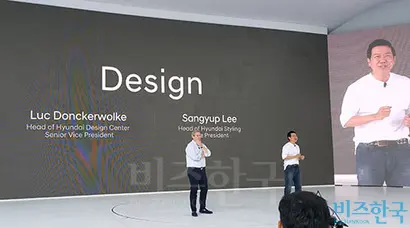 행사는 우선 현대차 디자인센터장을 맡은 루크 동커볼케 전무와 스타일링 담당인 이상엽 상무가 디자인을 소개하는 것으로 시작됐다. 사진=우종국 기자