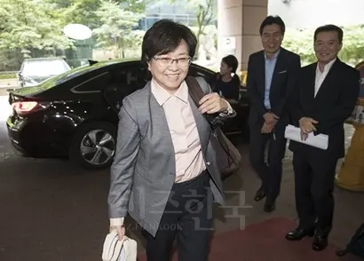 지난 11일 김은경 지속가능센터 지우 대표가 문재인 정부의 환경부 장관 후보자로 지목됐다. 사진은 13일 오전 김 후보자가 서울 여의도의 청문회 준비 사무실로 출근하는 모습. 사진=연합뉴스