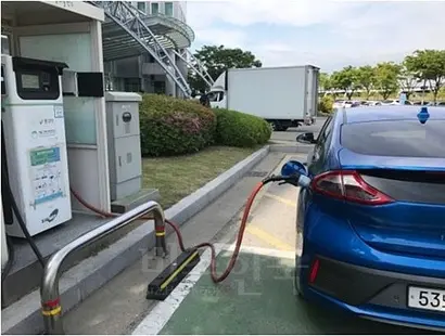 전기차 충전소 지킴이로 활동 중인 정희원 씨는 “충전기를 여러 장소에 설치하는 게 아니라 한 장소에 여러 대를 설치하면 관리도 수월하고 고장이나 오류로 불편해질 일이 적어질 것”이라고 말했다. 사진=정희원 씨 블로그