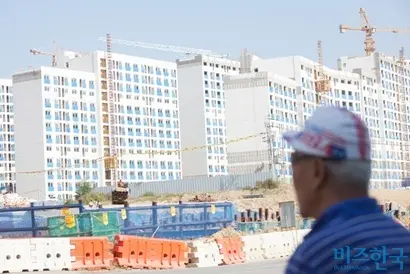 문재인 정부가 부동산 경기 과열을 잡기 위해 내놓은 ‘6·19 부동산 정책’은 그나마 한국 경제 회복을 이끌어왔던 건설 시장을 하반기에 얼어붙게 할 수 있다는 지적도 나온다. 신도시 건설 현장 모습으로 기사의 특정 내용과 관련 없다. 사진=박정훈 기자