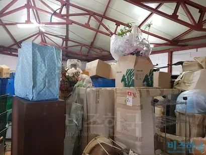 박근령 전 육영재단 이사장은 친분이 두터운 지인에게 박정희 전 대통령의 유품과 자신의 물품의 관리를 맡겼다. 현재 경기도 양평의 한 목장 창고에 보관돼 있다. 하지만 너무 허술하게 관리되고 있어 박정희 전 대통령의 유품이 훼손될 것으로 우려된다.  사진=비즈한국DB