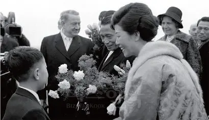 1964년 12월 7일 박정희 대통령과 육영수 여사가 독일 쾰른-본 공항에 도착한 뒤 교포 화동으로부터 꽃다발을 받고 있다. 당시 육영수 여사가 목에 둘렀던 흰여우목도리를 최순실 씨가 팔았다는 의혹이 제기됐다.  사진=국가기록원