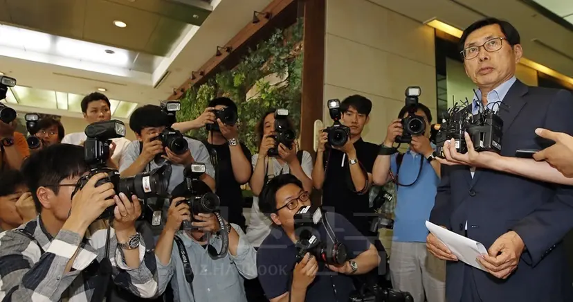 법무부 장관으로 지명된 박상기 경제정의실천시민연합 공동대표 겸 연세대 법학전문대학원 교수가 6월 27일 오후 서울 종로구 적선동 청문회 준비사무실 앞에서 소감을 밝히고 있다. 사진=연합뉴스