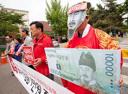 최저임금 인상을 두고는 자영업자들의 의견이 엇갈린다. 지난 5월 11일 노동당 당원들이 최저임금 1만원 인상을 촉구하고 있다. 사진=비즈한국DB