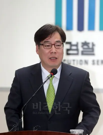 서울중앙지검 1차장검사 직무대행으로 발탁된 윤대진 부산지검 2차장이 지난 3월 엘시티 비리 수사 결과를 발표하고 있다. 사진=연합뉴스