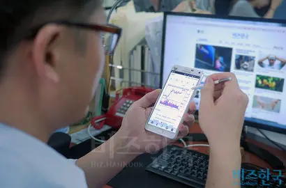 주식투자 할까 말까. 6년 만에 강세장이 오자 많은 사람이 다시 주식에 관심을 갖기 시작했다. 사진=비즈한국DB