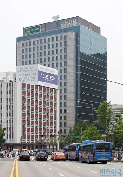 대우건설 본사 사옥은 경희궁의 앞마당의 명당 터에 위치해 있긴 하나, 주변에 고층 건물이 많고 신문로의 반궁살로 인해 수많은 방해가 있을 것으로 보인다. 사진=임준선 기자