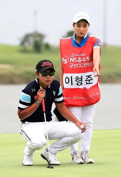 예비 신부와 함께 퍼팅 라인을 살피는 이형준. 사진=KPGA 제공