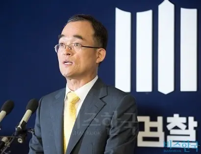 문무일 부산지검장이 2년여 전인 2015년 6월 경남기업 특별수사팀장으로서 ‘성완종 리스트’ 관련 중간수사결과를 발표를 하고 있다. 사진=비즈한국DB