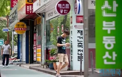 지난 6월 23일 오후 서울의 한 아파트단지 상가에 위치한 부동산중개업소들. 사진은 기사의 특정 내용과 관련 없다. 사진=고성준 기자