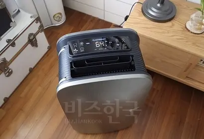 인버터 컴프레서가 탑재된 제습기는 소음과 전력 소모가 적지만 그만큼 가격이 비싸다는 점에서 목적에 따른 현명한 구매 선택이 필요하다. 사진=위닉스 제공