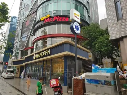 MP그룹은 사옥 출입문을 대로변 방향으로 넓히고, 마노핀 매장 테라스에 지붕과 유리 커튼월을 설치해 영업공간을 넓혔다. 미스터피자 방배본점 야외 테라스에도 불법 증축 건축물을 설치해 영업 공간을 넓혔으며, 식자재창고 및 직원휴게실과 남자 화장실, 그리고 임원회의실도 불법 증축된 공간이다.  사진=비즈한국DB