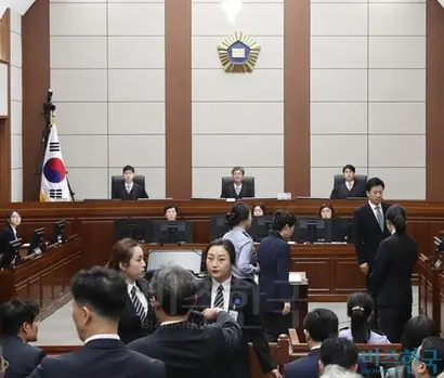뇌물수수 혐의로 기소된 박근혜 전 대통령이 지난 5월 23일 오전 서울 서초동 서울중앙지법 417호 대법정에서 열린 첫 재판에 피고인 신분으로 법정에 입장하고 있다. 사진=사진공동취재단