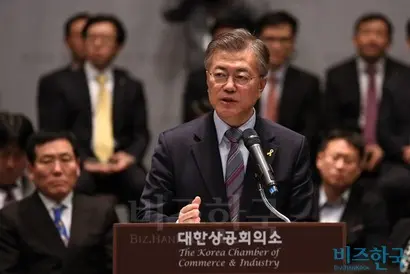 문재인 대통령이 자산 순위 14대 대기업(삼성, 현대차, SK, LG, 롯데, 포스코, GS, 한화, 현대중공업, 신세계, KT, 두산, 한진, CJ)과 중견기업 오뚜기의 기업인들을 청와대로 초대했다. ‘일자리 창출 및 상생 협력’이라는 주제로 오늘부터 내일까지 이틀에 걸쳐 기업 간담회가 진행될 예정이다. 사진=박은숙 기자