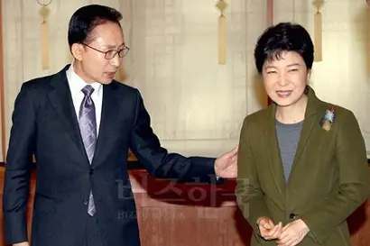 이명박 전 대통령과 박근혜 전 대통령. 사진=비즈한국DB