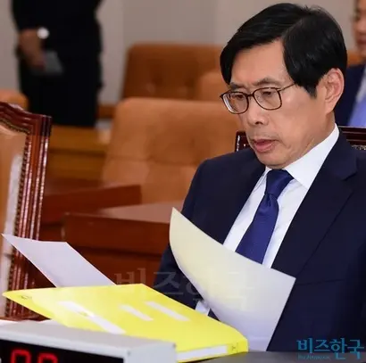 박상기 법무부 장관 후보자가 지난 13일 오후 국회에서 열린 인사청문회에서 자료를 살펴보며 청문회 시작을 기다리고 있다. 사진=박은숙 기자