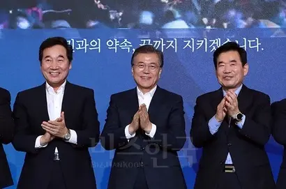 문재인 대통령이 19일 오후 청와대 영빈관에서 열린 새 정부 100대 국정과제 보고대회를 마친 후 이낙연 국무총리와 김진표 국정기획자문위원장을 비롯한 대표 자문위원들과 박수를 치고 있다. 사진=청와대 제공