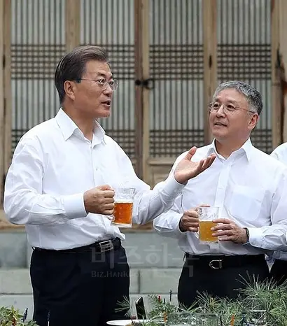 지난 27일 문재인 대통령이 취임 이후 첫 기업인들과의 간담회에서 함영준 오뚜기 회장에게 “요즘 젊은 사람들이 오뚜기를 갓뚜기로 부른다면서요?”라고 말을 건넸다. 사진=청와대 제공