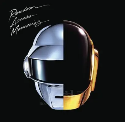 다프트 펑크의 대표작 ‘랜덤 액세스 메모리즈(Random Access Memories)’. 다프트 펑크 특유의 마스크를 보여주는 앨범 커버가 인상적이다. 두 멤버는 대부분의 활동을 마스크를 쓰며 진행한다. 그 이유는 ‘부끄러워서’라고 한다.