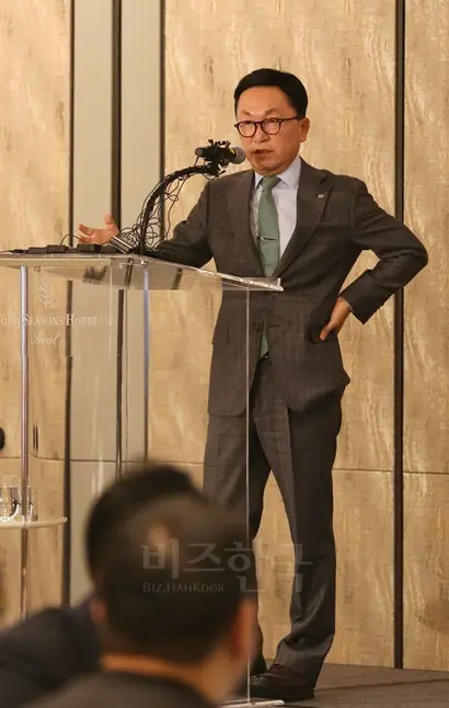 박현주 회장은 창립 20주년을 맞아 “미래에셋은 고객 여러분을 위해, 또 미래세대를 위해 도전을 멈추지 않을 것입니다. 고객께 정직하고, 겸손함도 늘 잊지 않겠습니다”라고 밝혔다. 2015년 연말 기자간담회 때의 박 회장. 사진=연합뉴스