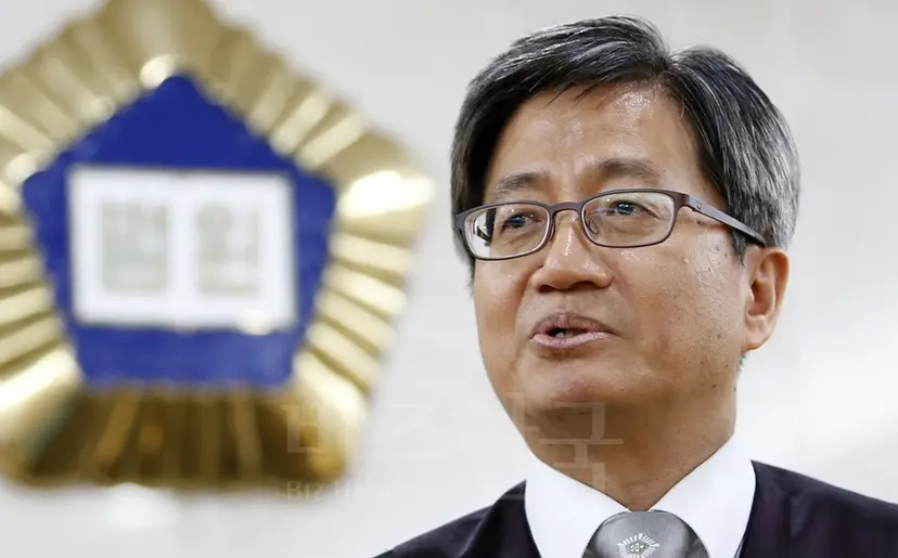 신임 대법원장 후보자로 지명된 김명수 춘천지방법원장이 지난 21일 오후 강원 춘천지법 재판정에서 취재진과 만나 소감을 밝히고 있다. 사진=연합뉴스