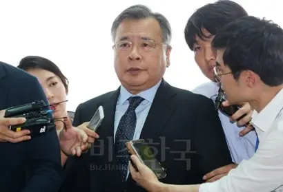 박영수 특별검사가 7일 오후 서울 서초구 서울중앙지방법원에서 열린 이재용 삼성전자 부회장의 결심 공판에 출석하기 위해 법원으로 들어서고 있다. 사진=최준필 기자