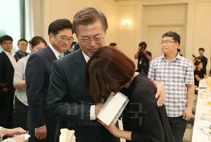 ​문재인 대통령은 지난 8일 가습기 살균제 피해자와 그 가족들을 청와대로 초청해 면담을 나누고 정부를 대표해 사과했다. 사진=청와대 제공
