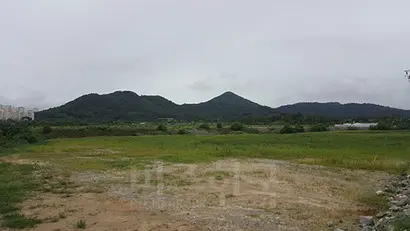 원수봉이 바른 삼각형으로 보이는 산 아래 중심 평안한 터는 권력의 핵심인 대통령이 거주하는 대통령 집무실과 관저를 앉히기에 적당하다. 사진=신석우 제공
