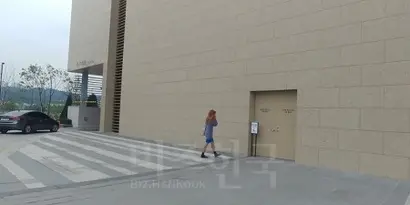 직원 휴게실은 매장 건물 입구를 나와 주차장 근처에 위치한 뒤쪽 통로를 이용해야 하므로 근무 중 상시 대기 상태인 청소노동자들이 가기에는 거리가 꽤 멀었다.​ 사진=여다정 기자