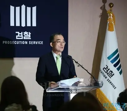 검찰의 KAI, 국정원 수사가 본격화하면서 제대로 된 성과를 낼 수 있을지 주목된다. 지난 8월 8일 취임 후 첫 기자간담회를 하고 있는 문무일 검찰총장. 사진=박은숙 기자