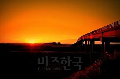 아침인지 저녁인지 알 수 없는 모호한 시간대를 프랑스에서는 ‘개와 늑대의 시간’이라고 한다. 멀리서 오는 사물이 충성스러운 개인지, 죽이러 오는 늑대인지 구분하기 어렵다는 뜻이다.
