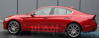 G70(아래)을 덮고 있던 장막이 벗겨지자 익숙한 실루엣이 눈에 들어왔다. BMW 420i 그랑 쿠페(위)와 너무 비슷했다. 사진=BMW코리아·우종국 기자