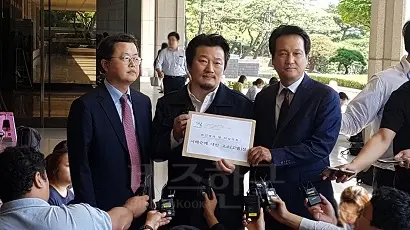 지난 9월 21일 오전 서울 서초구 중앙지검에서 영화 ‘김광석’을 연출한 이상호 감독(가운데), 고 김광석 본가 쪽 대변인는 김성훈 변호사(왼쪽), 김광석법 입법 발의한 안민석 의원(오른쪽)이 참석해 서연 양 타살의혹 재수사 고소(고발)장을 제출하고 기자회견을 했다. 사진=영화사 제공