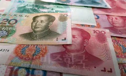 중국의 국가부채가 급증하고 경제성장률이 둔화되면서 재무건전성이 악화되고 있다.