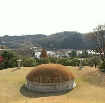 고 이병철 회장의 묘소의 동남방에 수구가 있어 자녀 형제들간의 불화가 염려된다. 묘소 앞 호수의 물이 빠지지 않도록 철저한 관리가 중요하다.  사진=신석우 풍수지리학자 제공