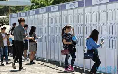 G20 중 우리나라는 최근 청년실업률이 오른 유일한 나라다. 지난 14일 오전 서울 여의도 국회 잔디마당에서 열린 ‘2017 대한민국 청년일자리박람회’에서 채용공고 게시판을 보는 취업준비생들. 사진=최준필 기자